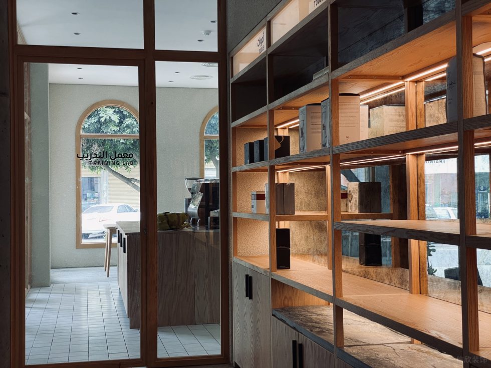 舒適自然感咖啡店原木貨架裝修設(shè)計