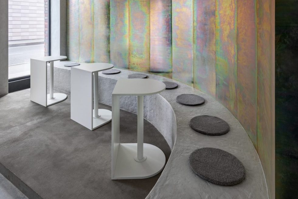 現(xiàn)代極簡風(fēng)咖啡廳多彩鐳射飾面墻點綴卡座區(qū)裝修效果圖