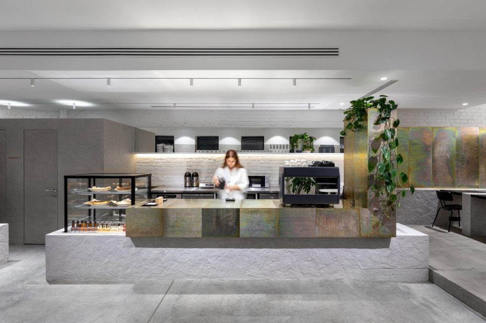 現(xiàn)代極簡風(fēng)咖啡廳多彩鐳射搭白面墻體操作臺設(shè)計示意圖