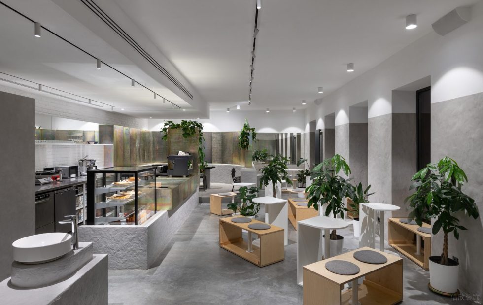 現(xiàn)代極簡風(fēng)咖啡廳大堂雅座區(qū)原木椅凳搭奶白色邊幾效果圖