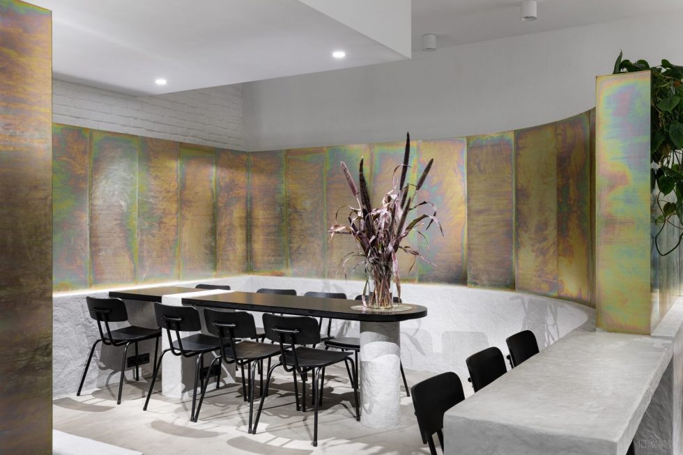 現(xiàn)代極簡風(fēng)咖啡廳黑色烤漆桌椅搭白色凹凸桌腳半開放卡座區(qū)效果圖