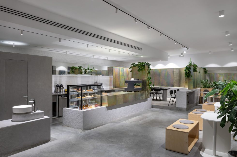 現(xiàn)代極簡風(fēng)咖啡廳乳白大平頂天花裝修圖