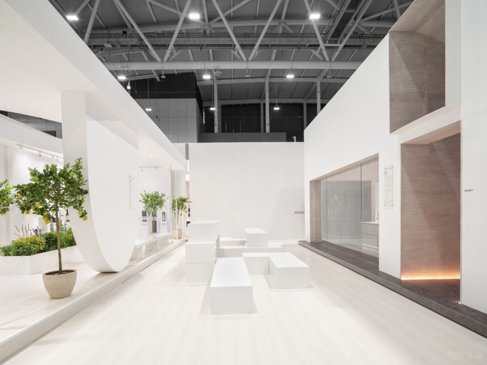 現(xiàn)代簡約風家居實驗館展廳裝修效果圖 玻璃墻面暖光燈帶