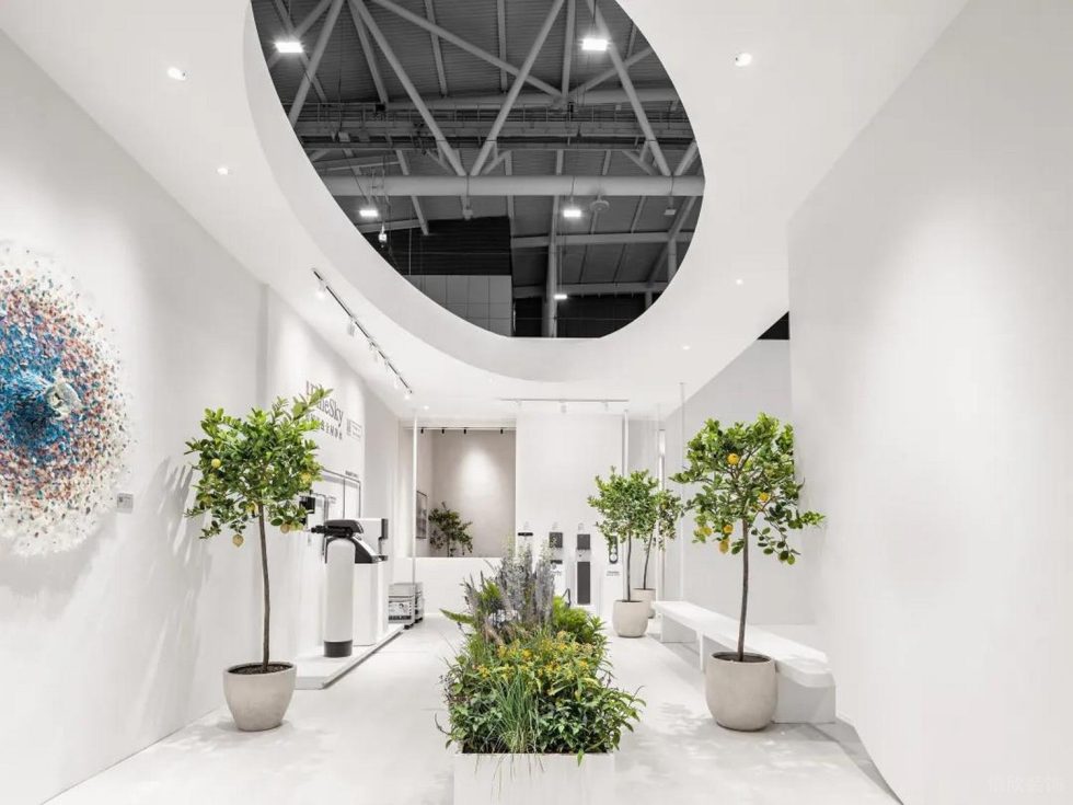 現(xiàn)代簡約風家居實驗館展廳裝修效果圖 不規(guī)則鏤空頂面設計