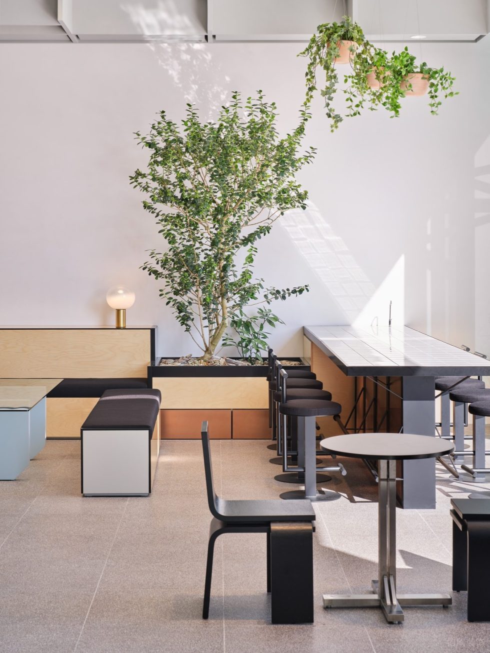 現(xiàn)代簡(jiǎn)約風(fēng)咖啡廳黑色桌椅配暖意盆栽裝修示意圖