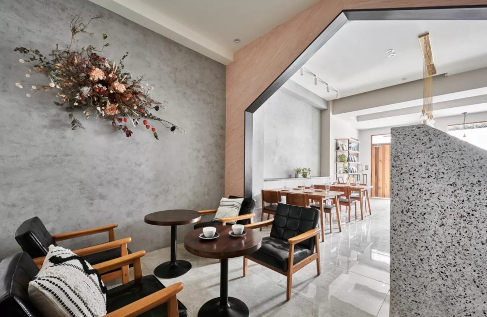 現(xiàn)代簡約風(fēng)咖啡廳黑色皮質(zhì)椅凳搭紅黑小圓桌卡座區(qū)效果圖展示