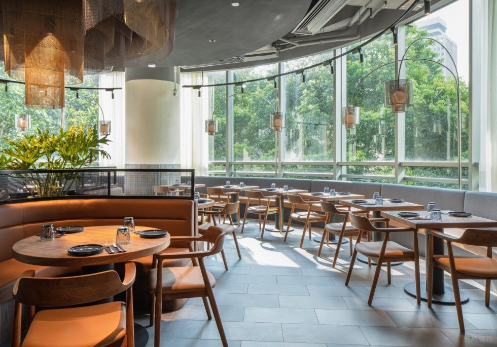 現(xiàn)代輕奢風(fēng)高級(jí)餐廳裝修設(shè)計(jì)原木餐桌與淺灰軟包搭配設(shè)計(jì)示意圖