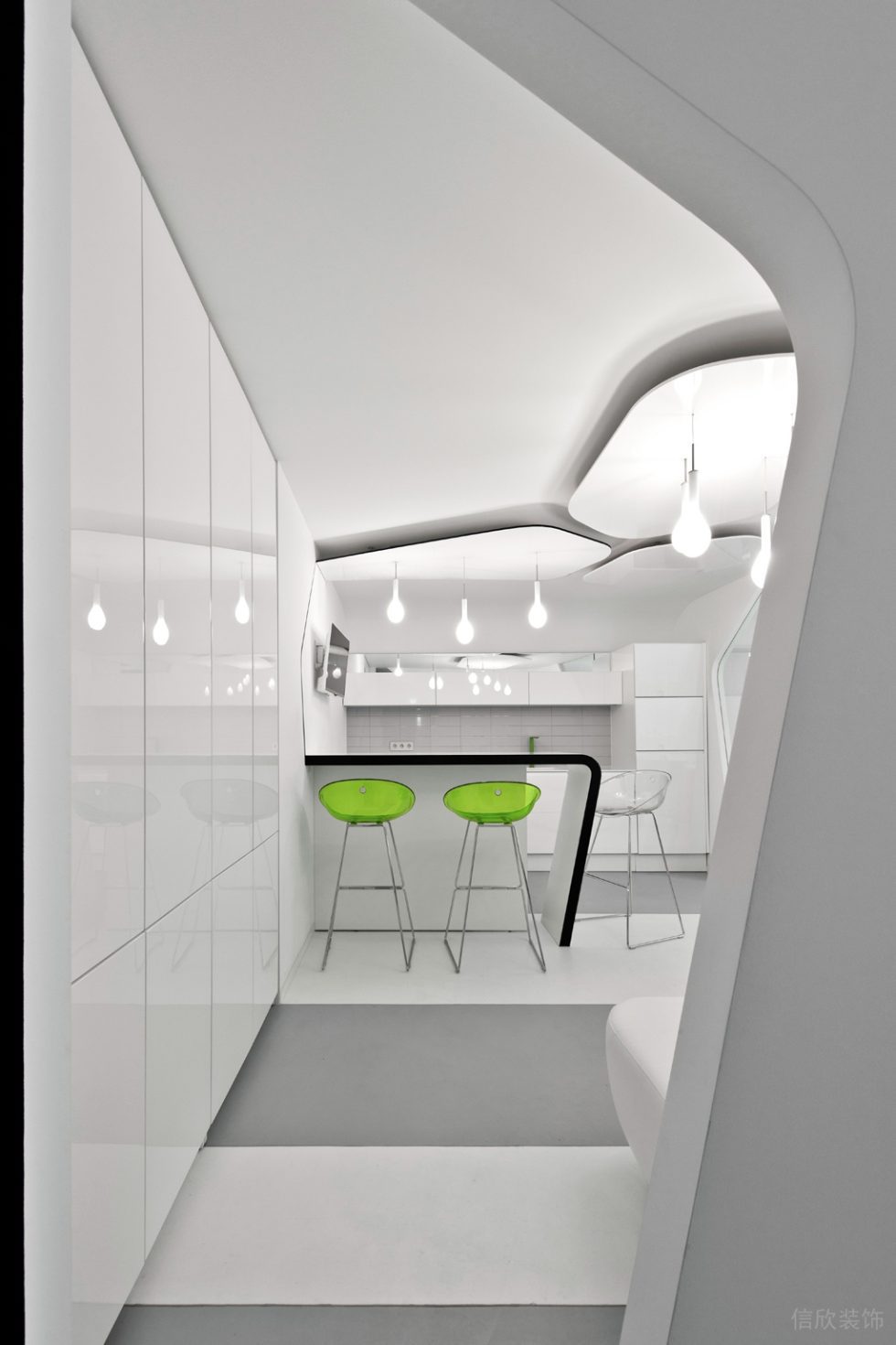 雅白現(xiàn)代風辦公室裝修設(shè)計黑白色吧臺