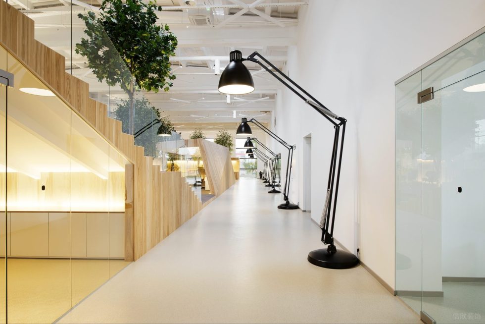 自然原木風(fēng)辦公室裝修設(shè)計(jì)黑色藝術(shù)落地?zé)? alt=