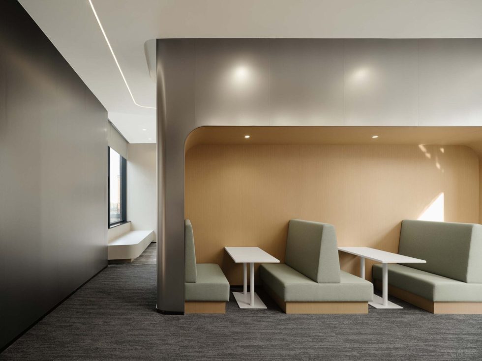 淡雅色簡約現(xiàn)代風(fēng)辦公室裝修設(shè)計淺色調(diào)卡座洽談區(qū)