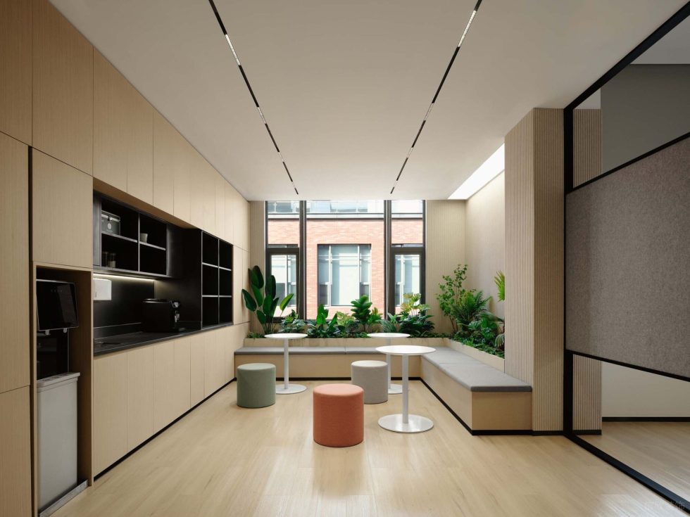 淡雅色簡約現(xiàn)代風(fēng)辦公室裝修設(shè)計(jì)淺木色茶水間