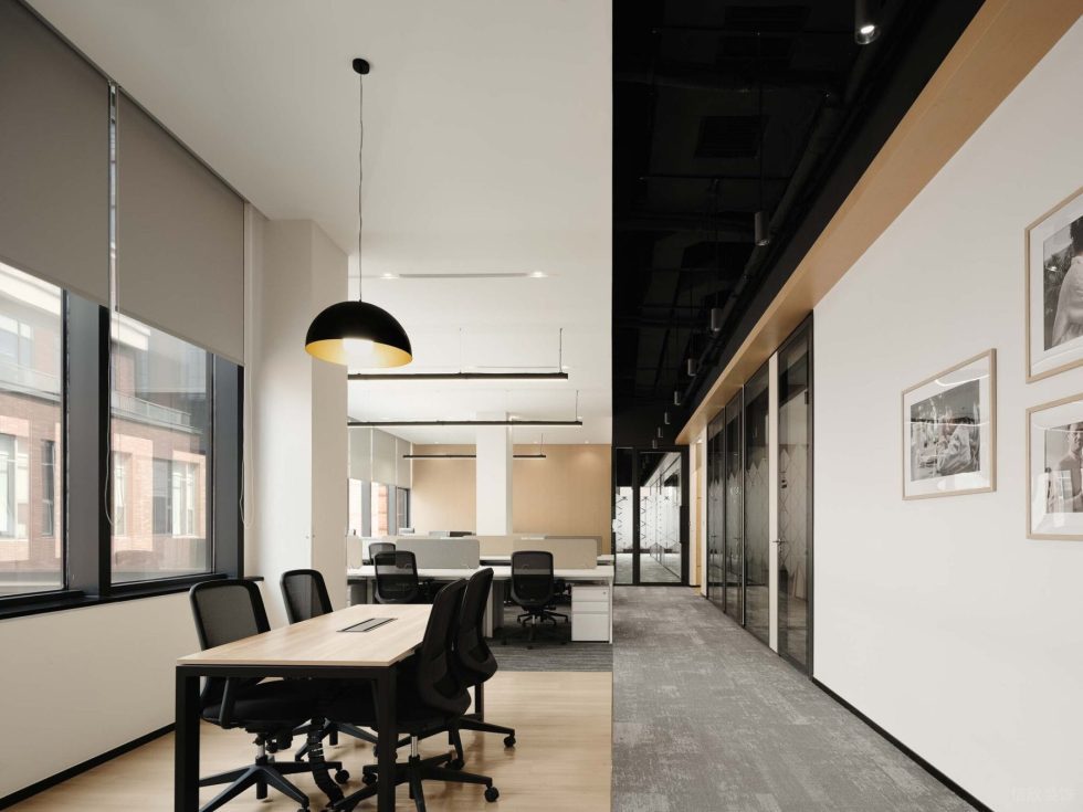 淡雅色簡約現(xiàn)代風(fēng)辦公室裝修設(shè)計(jì)淺木色開放式討論區(qū)