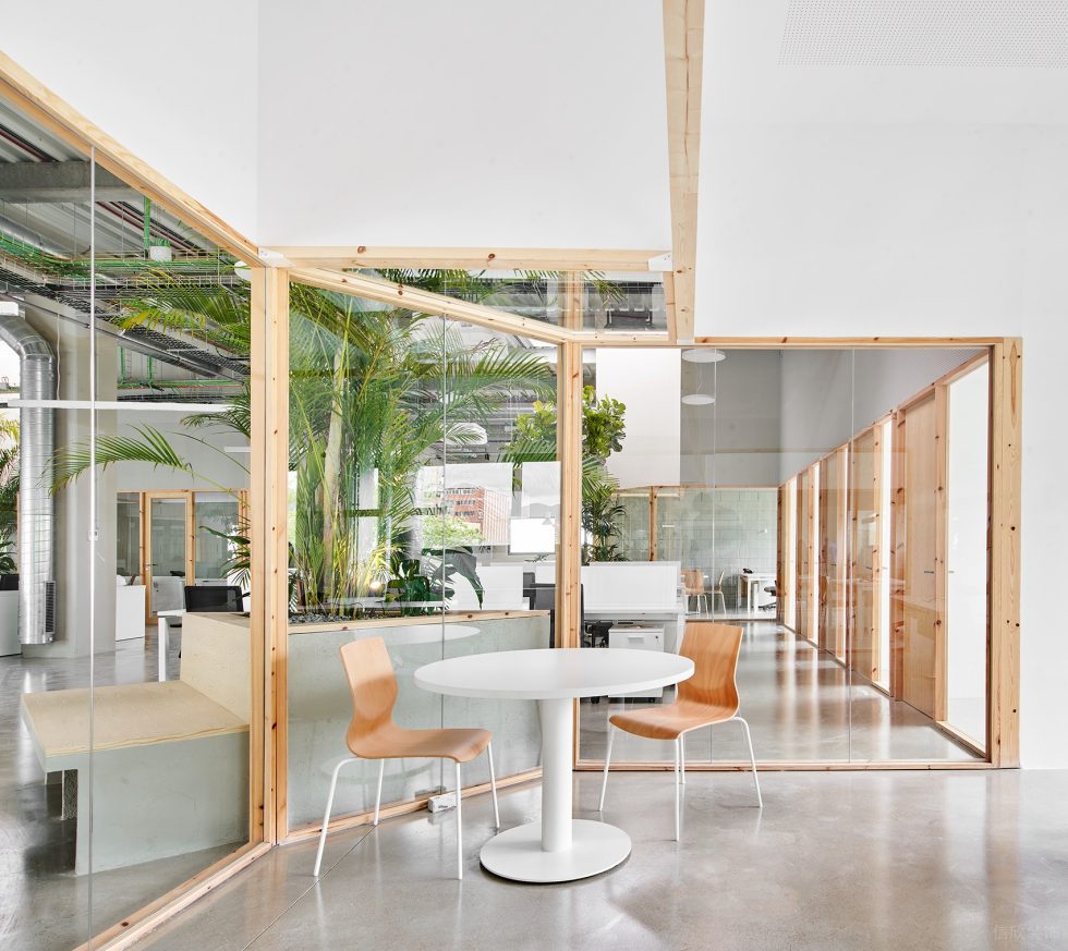 素木色簡約自然風辦公室裝修設計白木色經理辦公室洽談區 素木色簡約自然風辦公室裝修設計白木色經理辦公室洽談區