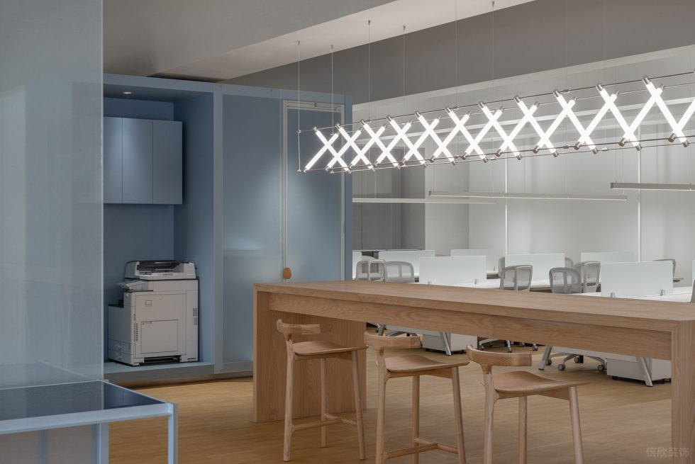 清雅色簡約風辦公室裝修設(shè)計原木色吧臺休閑區(qū)