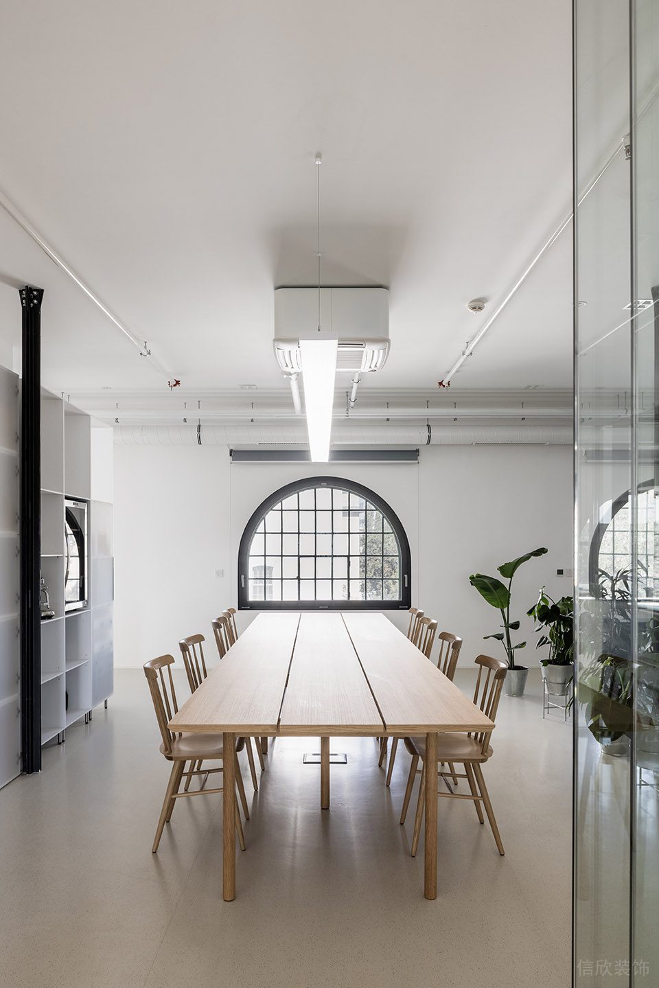 白色簡(jiǎn)約自然風(fēng)辦公室裝修設(shè)計(jì)原木色長(zhǎng)桌