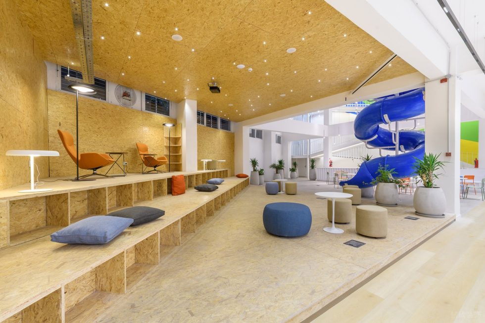 多彩色趣味現代風辦公室裝修設計多彩色階梯式活動區(qū)