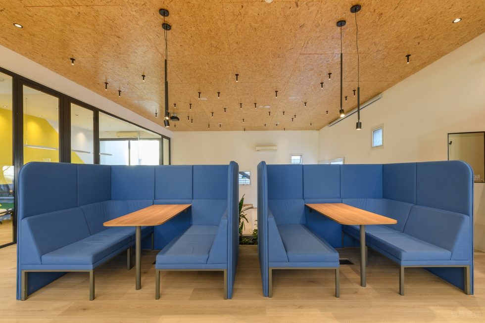 多彩色趣味現代風辦公室裝修設計寶藍色卡座洽談區(qū)