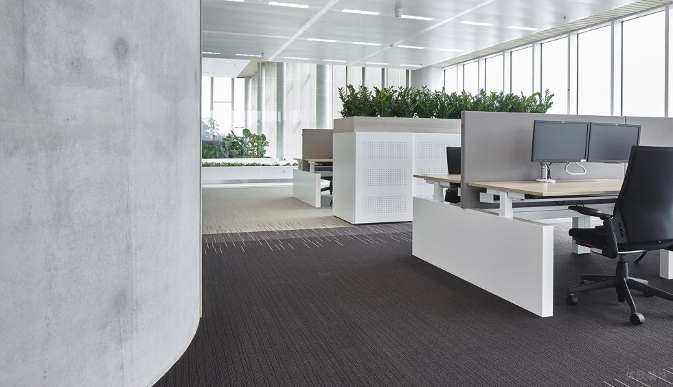 淡色系現(xiàn)代極簡(jiǎn)風(fēng)辦公室裝修設(shè)計(jì)素色系工位效果圖