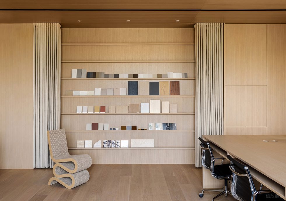 淡色原木簡(jiǎn)約風(fēng)辦公室裝修設(shè)計(jì)原木色展示陳列架