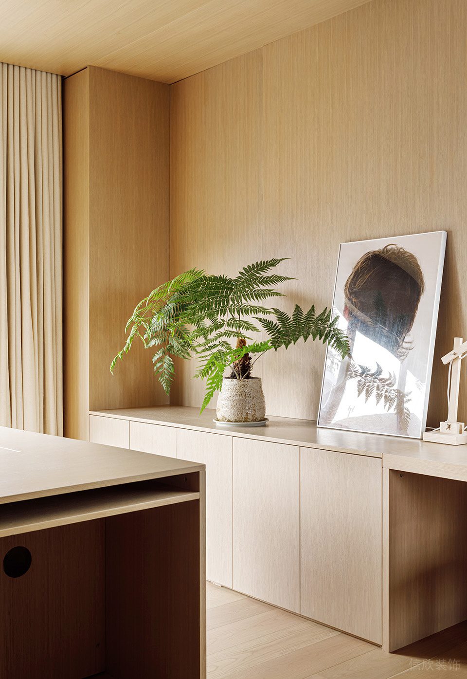 淡色原木簡(jiǎn)約風(fēng)辦公室裝修設(shè)計(jì)原木色裝飾矮柜