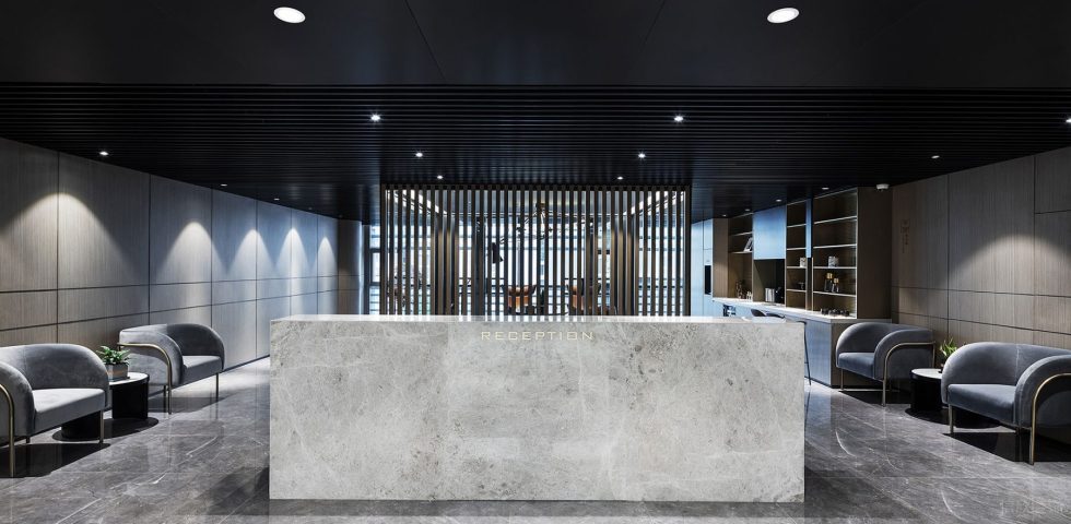 黑白灰高端現(xiàn)代風(fēng)辦公室裝修設(shè)計(jì)黑灰色水吧接待區(qū)效果圖