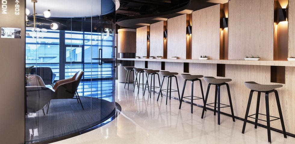 黑白灰高級現(xiàn)代風辦公室裝修設(shè)計吧臺休閑區(qū)