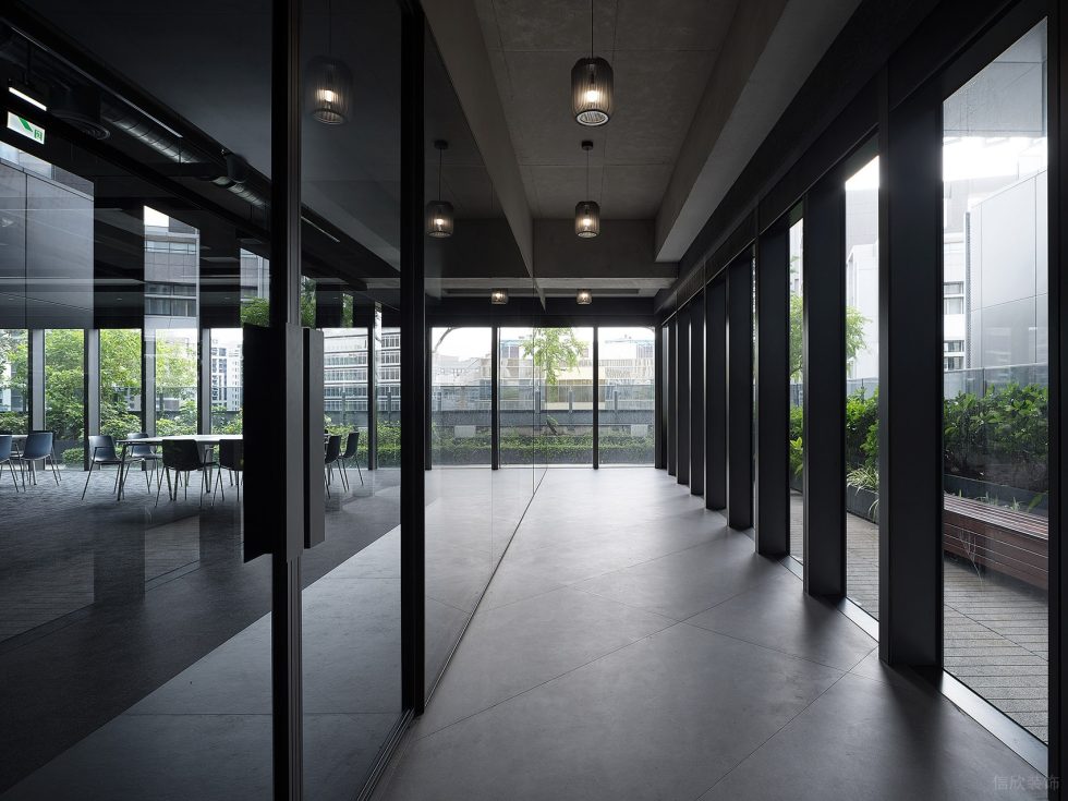 黑白灰時尚極簡風辦公室裝修設計深色調走廊 黑白灰時尚極簡風辦公室裝修設計深色調走廊