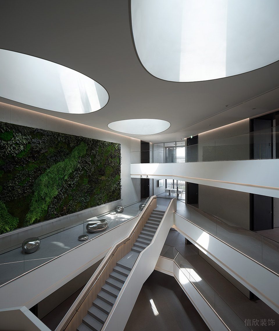 黑白灰時尚極簡風(fēng)辦公室裝修設(shè)計淺色調(diào)中空樓梯廳效果圖