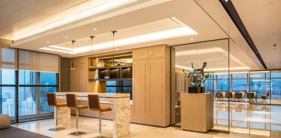 暖色調(diào)現(xiàn)代輕奢風辦公室裝修設(shè)計木紋色吧臺休閑區(qū)