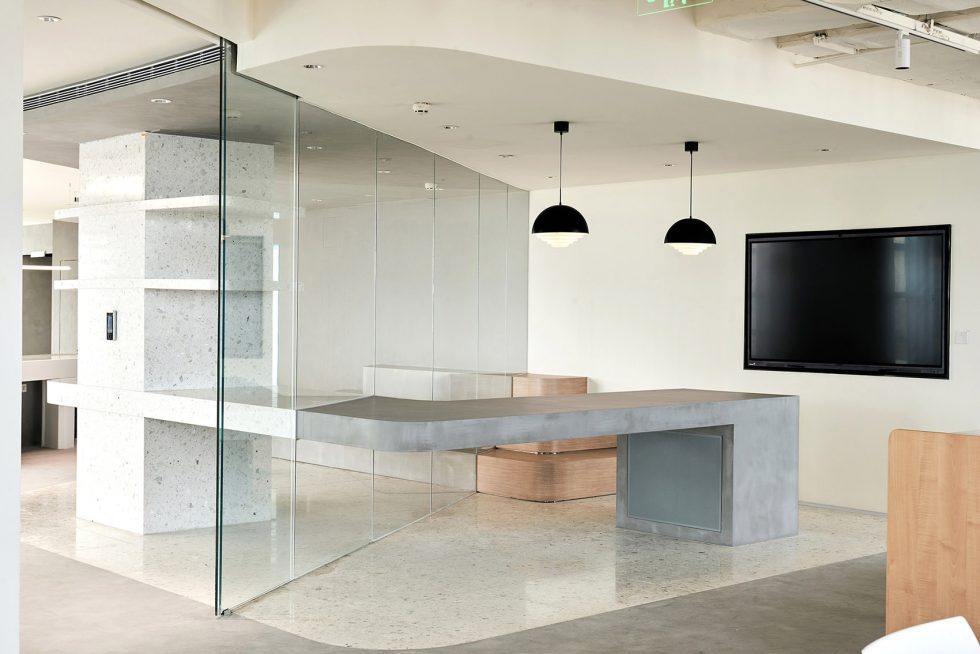 暖色黑白灰極簡風(fēng)辦公室裝修設(shè)計灰白色展示區(qū)效果圖