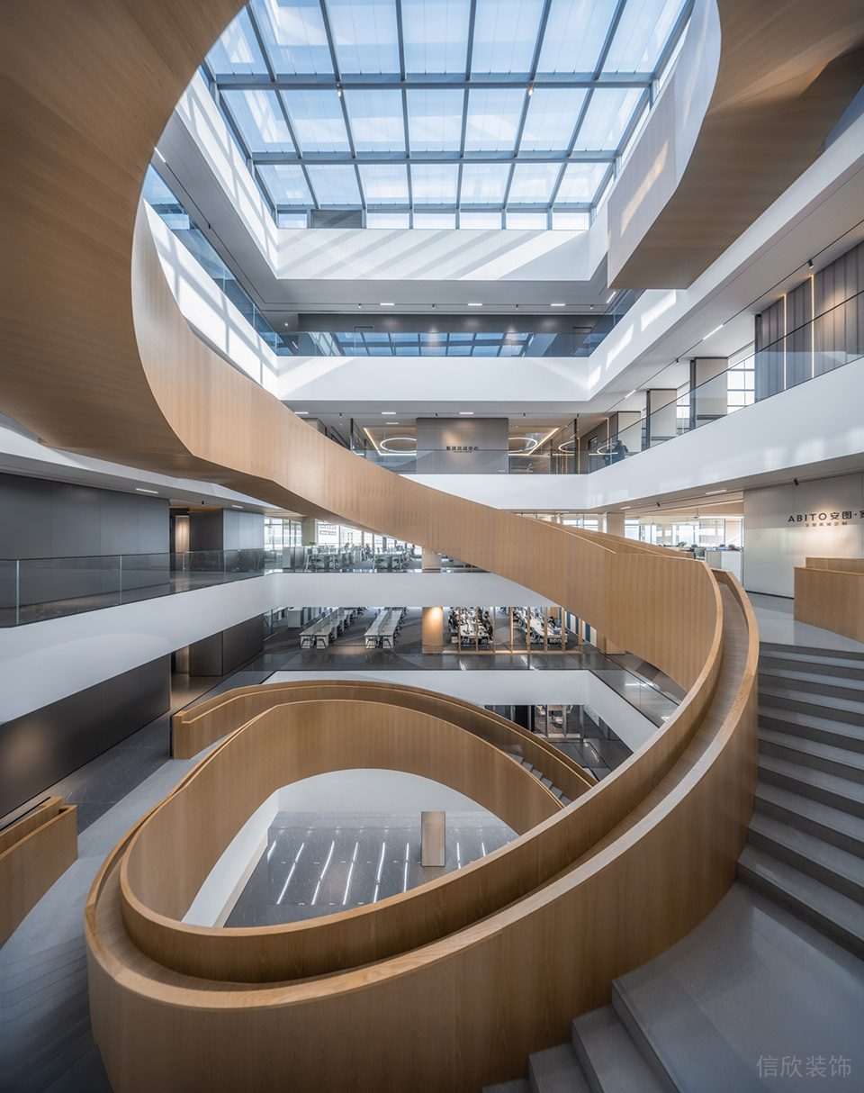 原木質感灰色調現代簡約風辦公室裝修設計原木色樓梯 原木質感灰色調現代簡約風辦公室裝修設計原木色樓梯