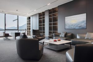 原木質(zhì)感灰色調(diào)現(xiàn)代簡(jiǎn)約風(fēng)辦公室裝修設(shè)計(jì)灰色調(diào)總裁辦公室效果圖