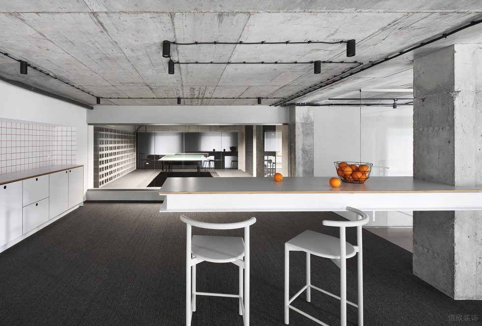 黑白灰前衛(wèi)極簡風辦公室裝修設(shè)計灰白色吧臺休閑區(qū)