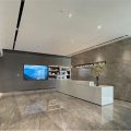 辦公室前臺區(qū)地面仿石材瓷磚地面和形象墻設(shè)計