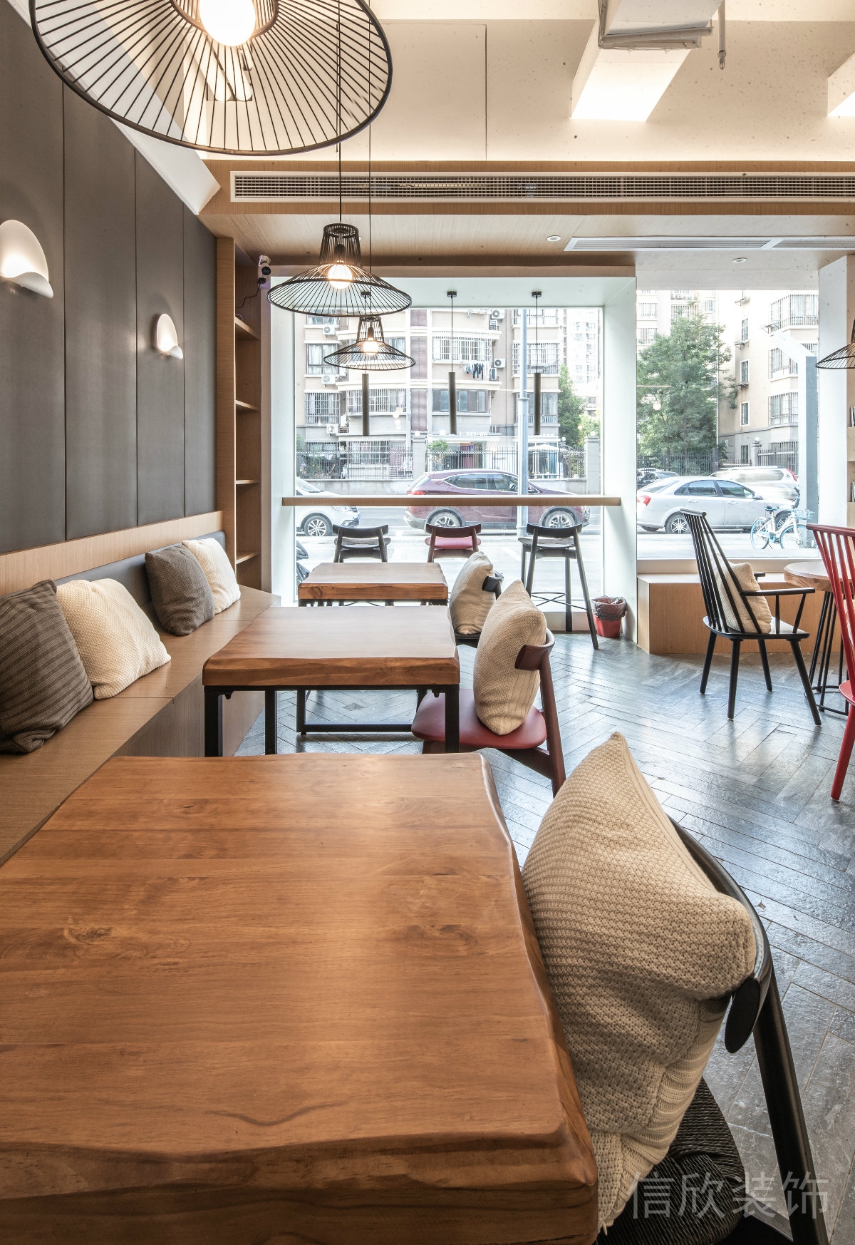 深圳羅湖國貿(mào)面包店靠墻邊軟座小方餐桌裝修設(shè)計(jì)