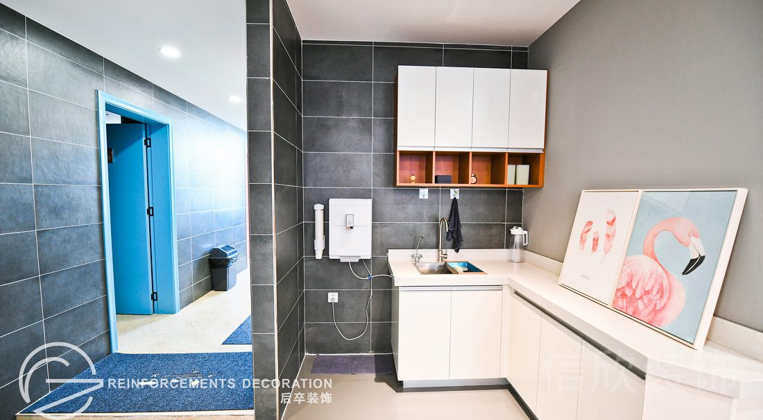 深圳坪山中興通信大廈少兒培訓(xùn)星話筒茶水間藍白撞色休息空間