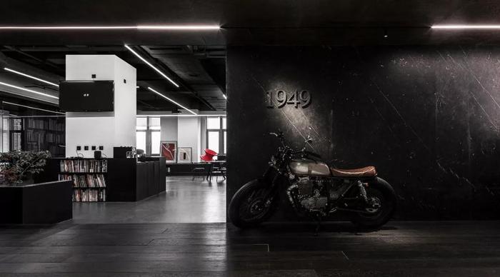 暗黑現(xiàn)代風(fēng)辦公空間過道黑色石材背景墻裝修設(shè)計(jì)