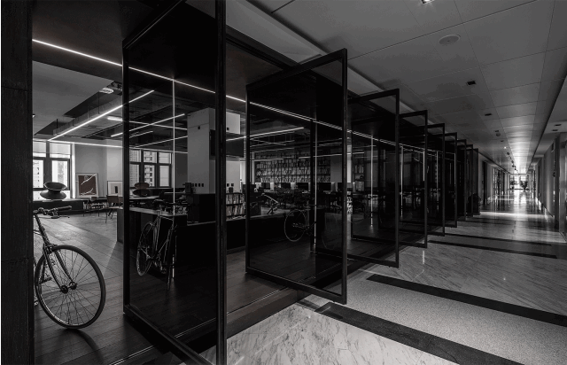 暗黑現(xiàn)代風(fēng)辦公空間過道裝修設(shè)計(jì)