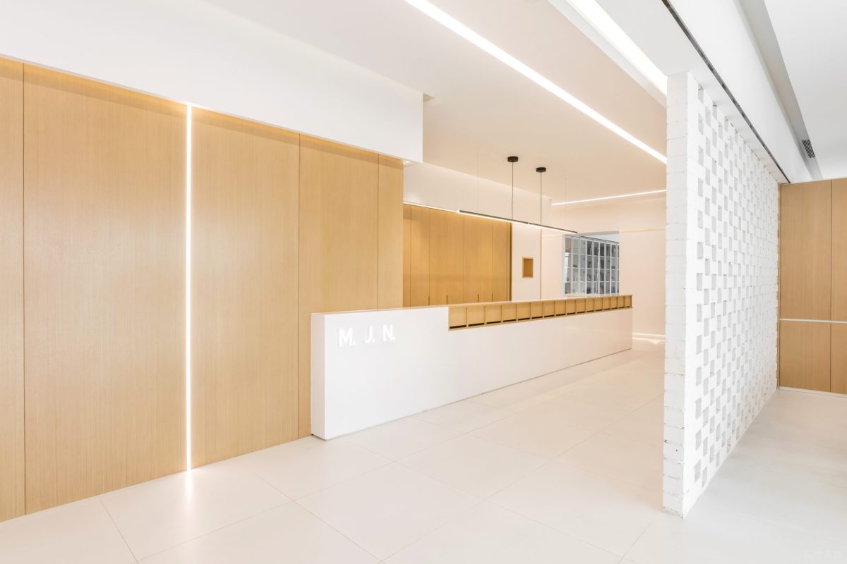 辦公室大廳前臺(tái)區(qū)隔斷洞洞板原木風(fēng)效果圖