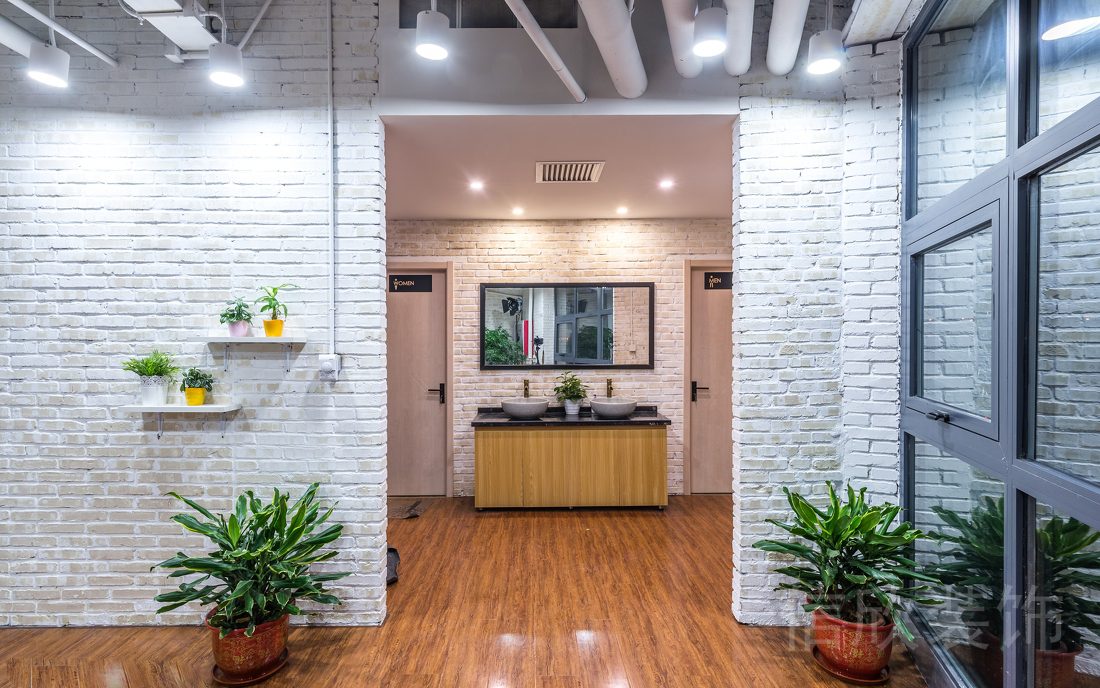 廁所過道肌理木板工業(yè)風(fēng)灰磚洗手臺裝修設(shè)計(jì)