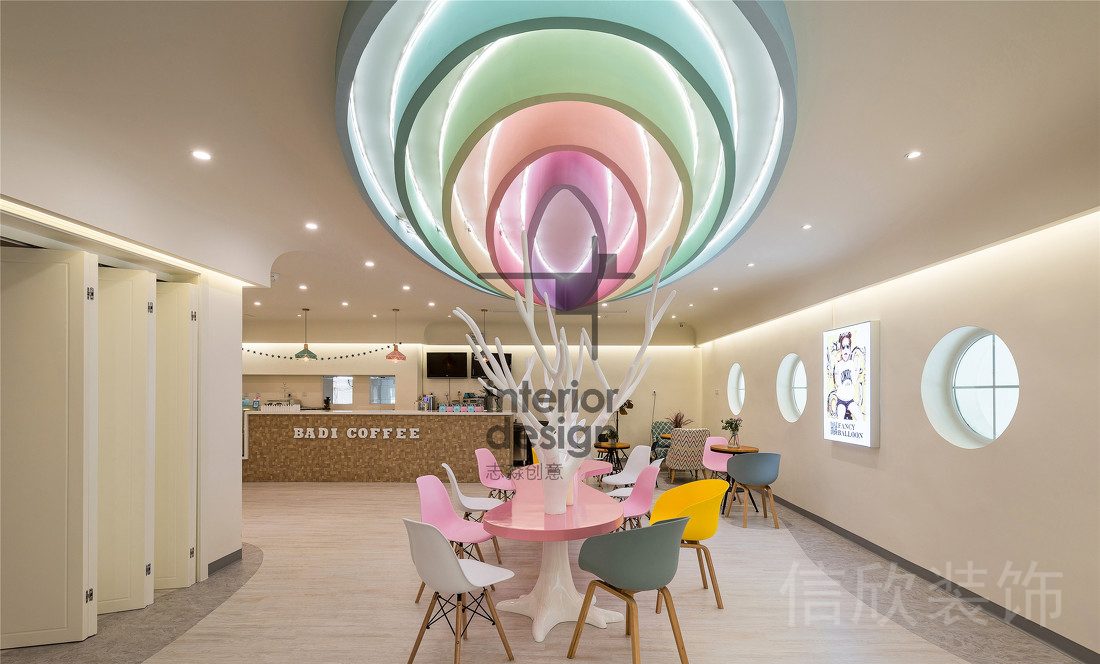 彩虹擴(kuò)展式吊頂原木風(fēng)少兒培訓(xùn)大堂前臺