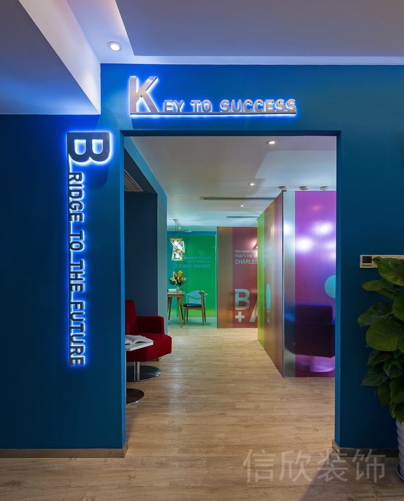 深圳羅湖區(qū)筍崗KB英文外語交流學習培訓中心入戶大門門頭發(fā)光字裝修設(shè)計