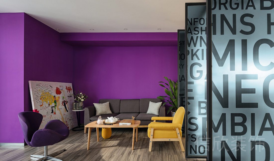 羅湖區(qū)筍崗寶能中心大廈工作室KB青少年培訓中心洽談室紫黃撞色字母裝修設(shè)計
