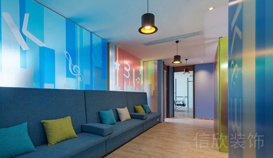 羅湖區(qū)深圳寶能中心大廈工作室KB青少年培訓興趣班沙龍自然拼讀教育過道休息沙發(fā)裝修設(shè)計