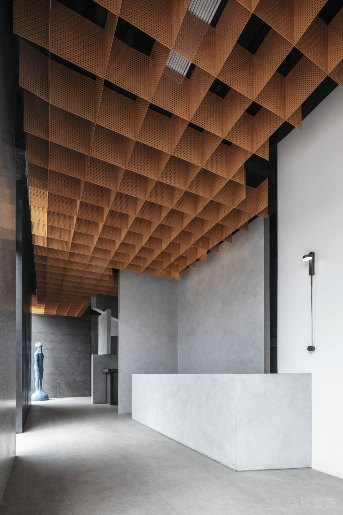 蜂窩式網(wǎng)狀格紋設(shè)計(jì)灰墻過(guò)道