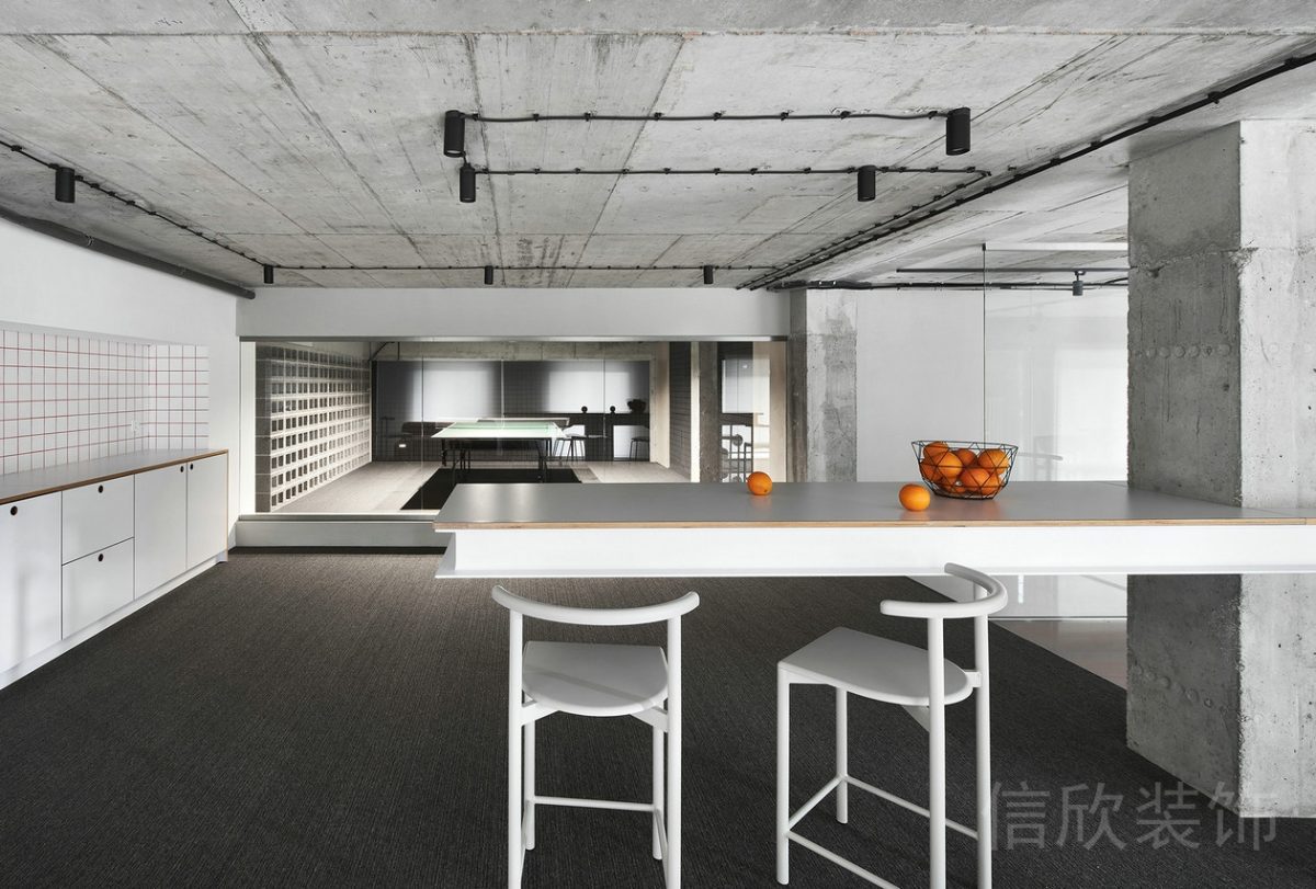 工業(yè)現(xiàn)代風辦公空間吧臺白色柜體裝修設(shè)計