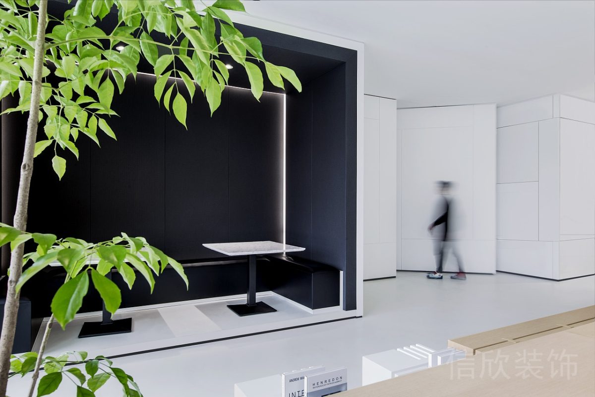 黑色面對(duì)面半開(kāi)放式洽談室過(guò)道裝修