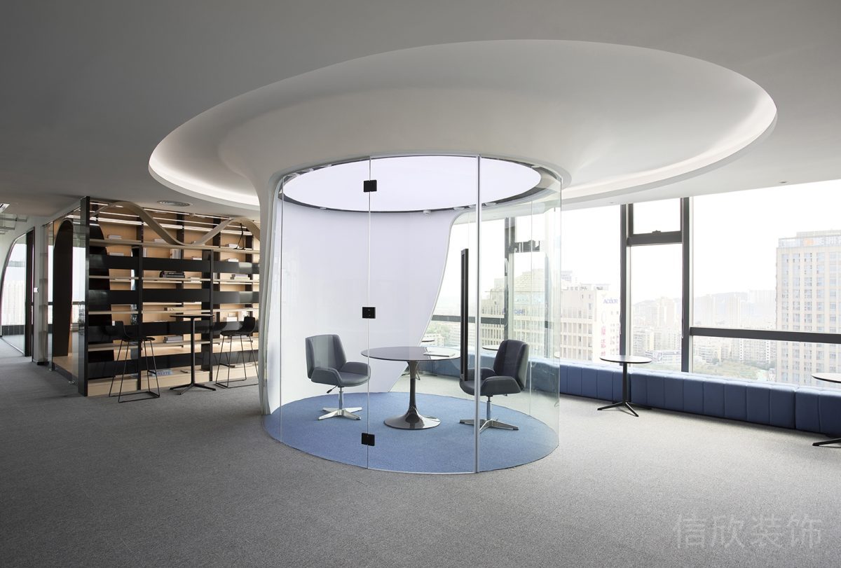 極簡(jiǎn)現(xiàn)代風(fēng)辦公空間圓形玻璃洽談室裝修設(shè)計(jì)