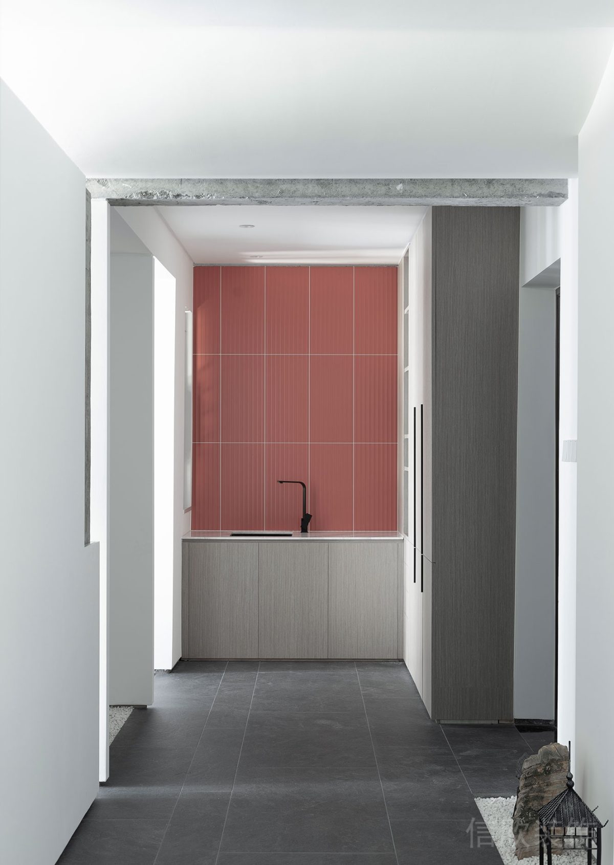 簡約現(xiàn)代風辦公空間水吧臺墻面紅色瓷磚裝修設(shè)計