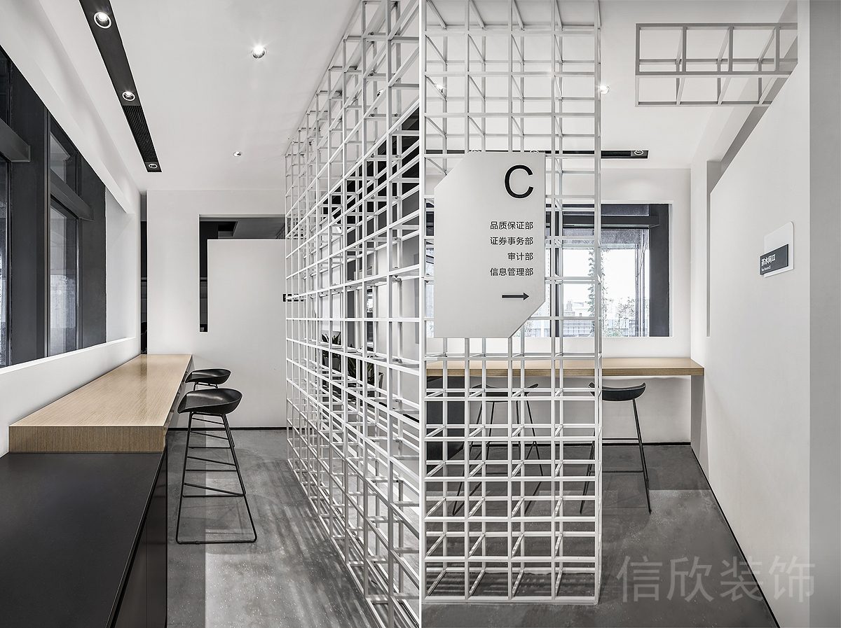 奶白系金屬管道鏤空設(shè)計(jì)茶水間過道